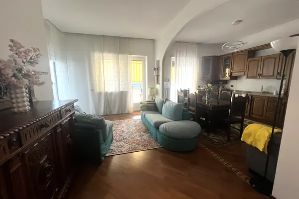Ampio soggiorno con arco, divani e parquet, Appartamento La Veranda a Monteverde, Roma